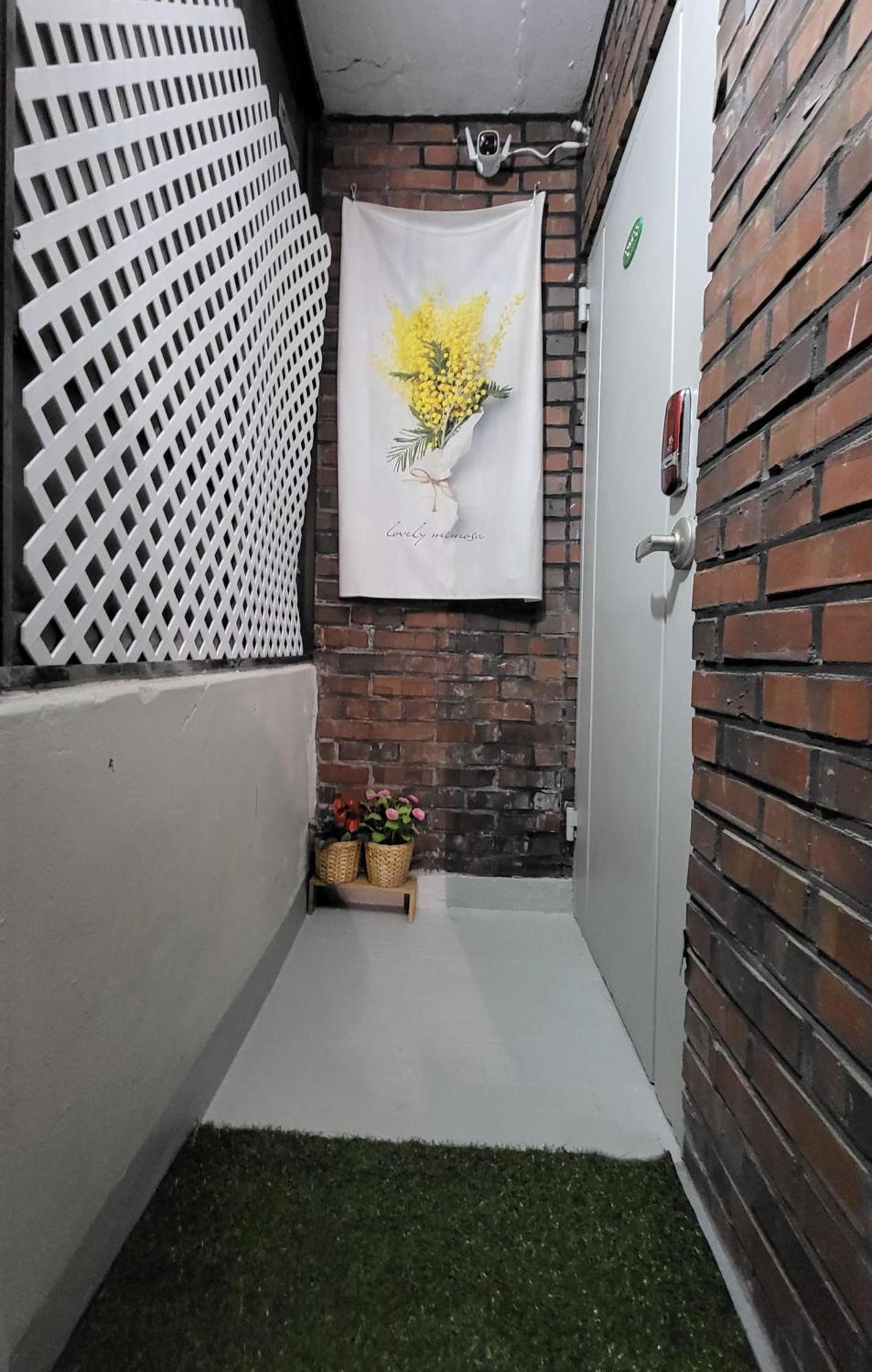 Apartment 홍대 인근 이대역 # E202 *